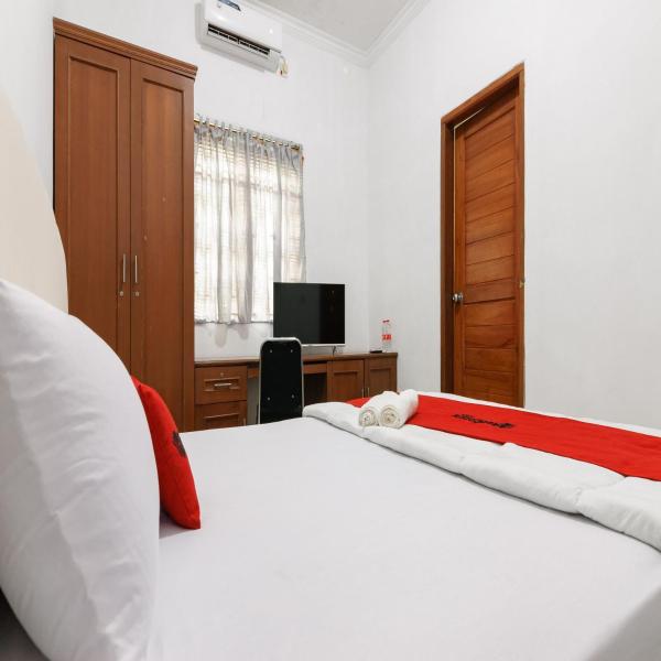 På bildet vises objektet RedDoorz near Trans Studio Mall Cibubur som ligger i byen Karanggan-kulon.