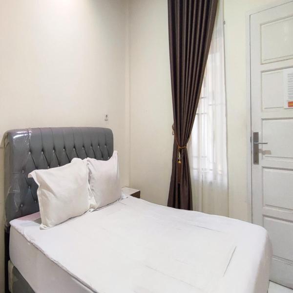 На фото показан объект RedDoorz Syariah at Khalifi Guest House Padang, расположенный в городе Tabing.