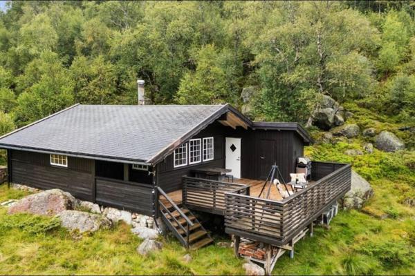 A la foto es mostra l'objecte Stavtjørn Alpine lake haven situat a la ciutat de Vikeså.