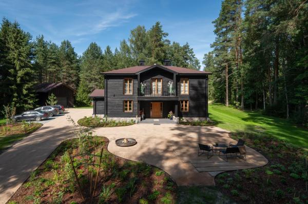 På bilden syns objektet Lejasligas Weekend Home som ligger i staden Lielstraupe.
