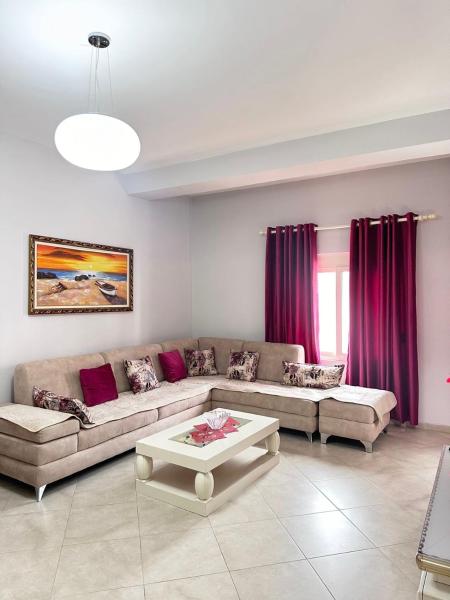 På bildet vises objektet Rose Apartament Sarande som ligger i byen Çukë.
