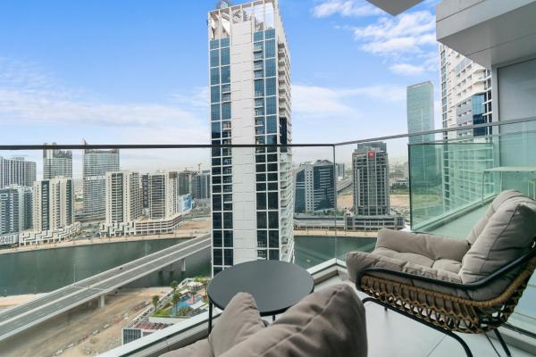 På billedet ses objektet Waves - Chic High-Floor Studio Retreat with Canal Views beliggende i byen Dubai.