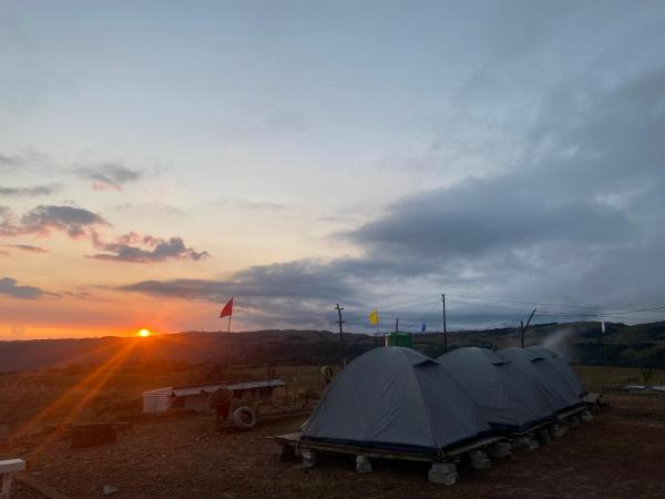 A la foto es mostra l'objecte Hills and valley camping situat a la ciutat de Mawsynrām.