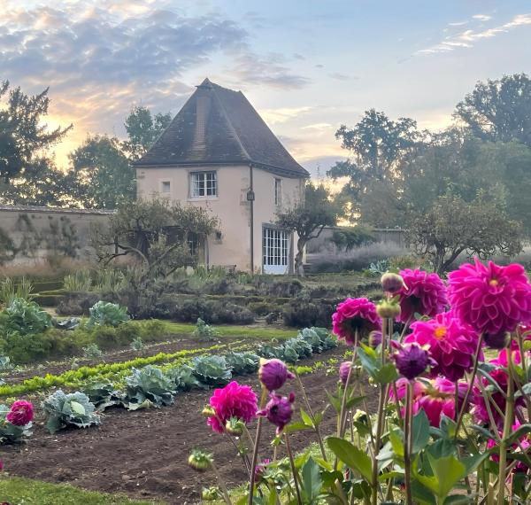 Na fotografii je vidět objekt Romantic cottage in garden of Château de La Motte-Feuilly nacházející se ve městě Feusines.