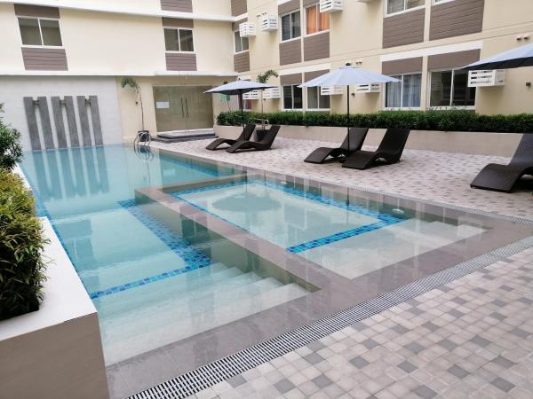 写真にはPuting Kahoy市にあるHomey Staycation in Silang Cavite! Fullerton Suites Puting Kahoy - near CKS, AUP, PNPA,が写っています。