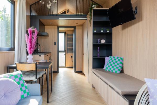 Na fotografii je vidět objekt Luxe tinyhouse 2 op minicamping in waarde nacházející se ve městě Rilland.