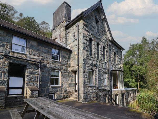 A la foto es mostra l'objecte Bryn Cemlyn situat a la ciutat de Llanfachreth.