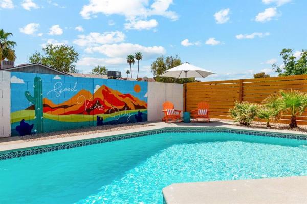Na zdjęciu widoczny jest obiekt Family Friendly Retreat - Pool - Putting Green położony w mieście Tempe.