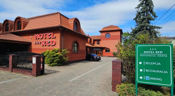 Na zdjęciu widoczny jest obiekt Hotel RED położony w mieście Kunów.