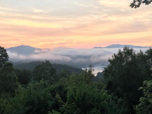 A la foto es mostra l'objecte Morning View Over Lake Fontana situat a la ciutat de Roundhill.
