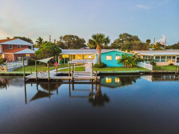 På billedet ses objektet Marlin Manor home beliggende i byen Cocoa Beach.