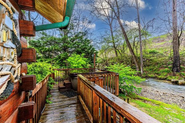 Na zdjęciu widoczny jest obiekt Creekside Hideaway położony w mieście Lauada.