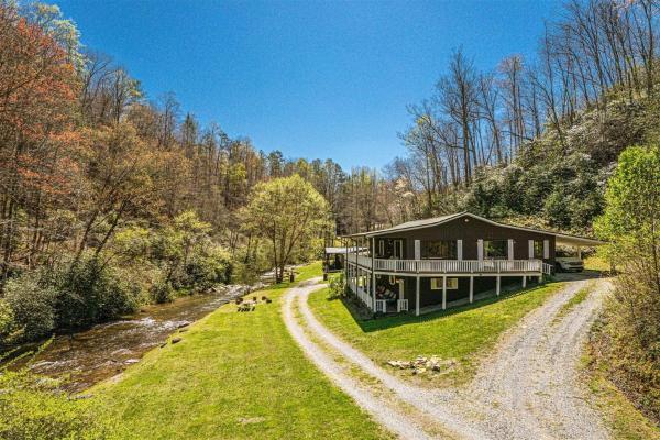 Na zdjęciu widoczny jest obiekt Paradise Valley Lodge położony w mieście Lauada.