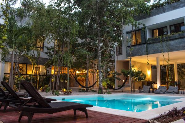 Na zdjęciu widoczny jest obiekt Nomad Humans Coliving Apartments położony w mieście Tulum.