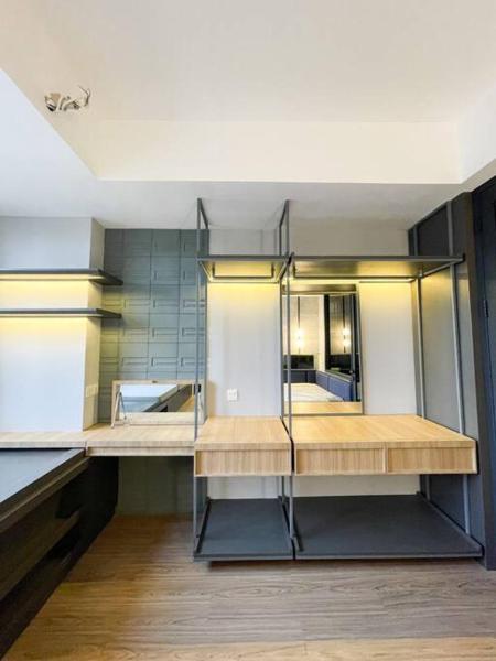 A la foto es mostra l'objecte collins boulevard full furnish 1BR and 1sofabed situat a la ciutat de Pakulonan.