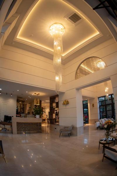 写真にはティミショアラ市にあるCosmopolita Boutique Hotelが写っています。