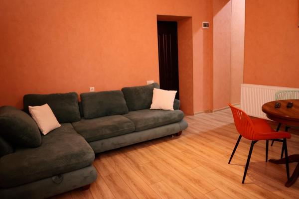 Na fotografii je vidět objekt ,,Orjo-Apartament'' nacházející se ve městě Bordžomi.