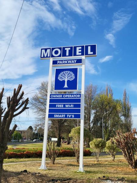 På billedet ses objektet Parkway Motel beliggende i byen Queanbeyan.
