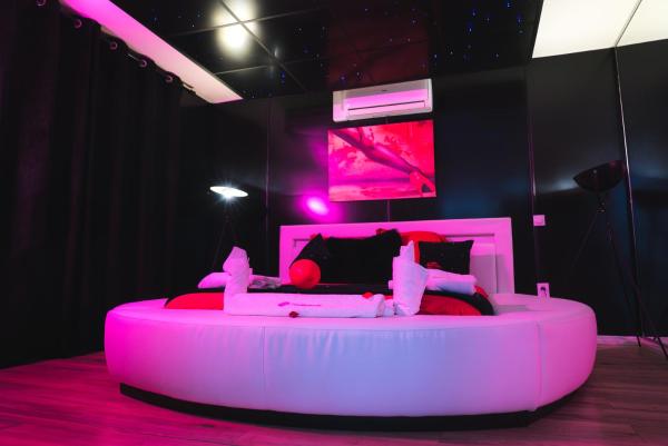 A la foto es mostra l'objecte L'indécente - Love Room Studios situat a la ciutat de Tritteling.