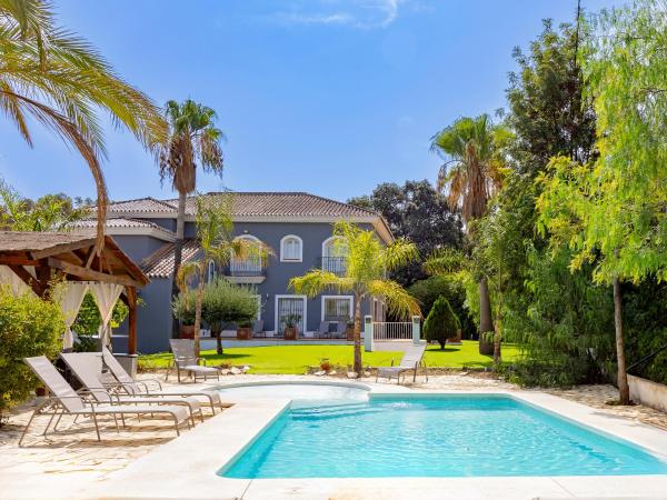 A la foto es mostra l'objecte Cubo's Villa Agua de Azahar situat a la ciutat de Coín.