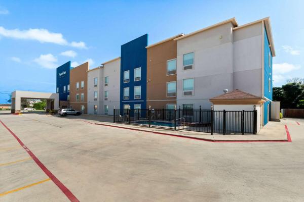 På bilden syns objektet AmericInn by Wyndham New Braunfels som ligger i staden New Braunfels.