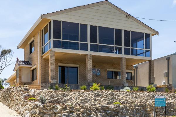 A la foto es mostra l'objecte River View Retreat - Both Ocean and River Views situat a la ciutat de Guilderton.