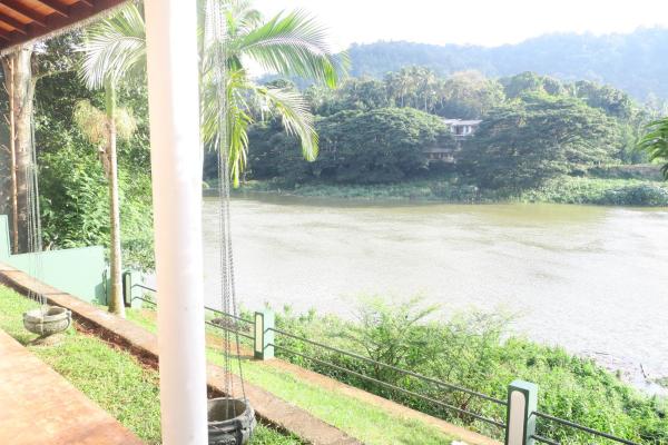 写真にはSirimalwatta市にあるRiverview Glass Roomが写っています。