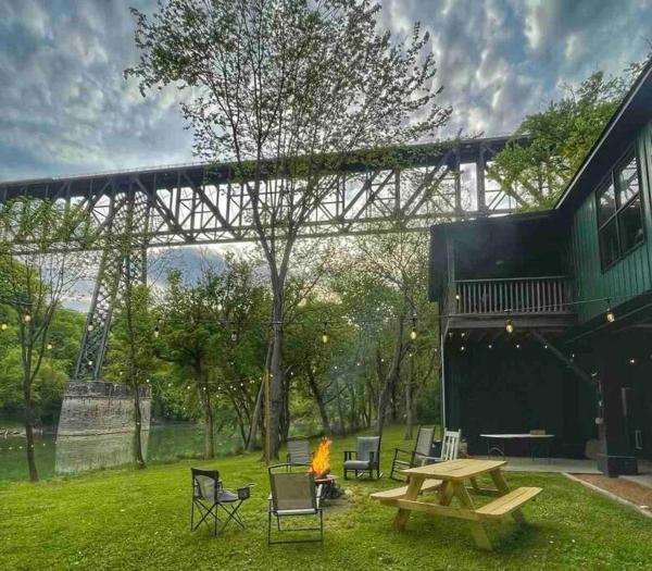 A la foto es mostra l'objecte Highbridge River Cabin situat a la ciutat de Wilmore.