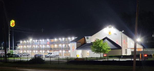Na fotografii je vidět objekt Super 8 by Wyndham Vandalia/Dayton International Airport nacházející se ve městě Vandalia.