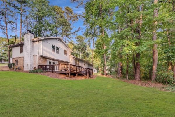 Spacious 5br Retreat Sleeps 12,large Deck - Stone Mountain, GA