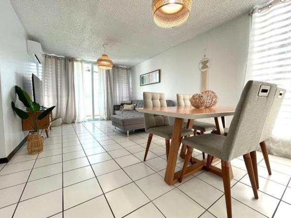 Lovely 2 bedroom condo 2min walking to the beach