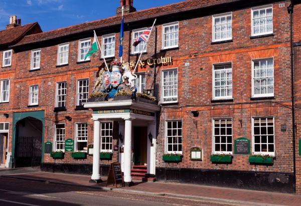 A la foto es mostra l'objecte The Rose & Crown Hotel situat a la ciutat de Hadlow.