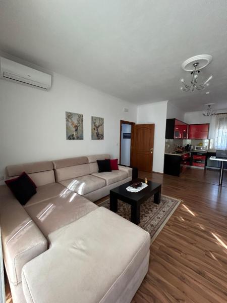 Na foto é possível ver o objeto J & Nilson's Apartment In Shkodra Center localizado na cidade de Shkodër.