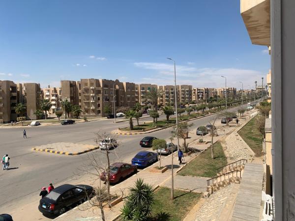 A la foto es mostra l'objecte Superior 2BDR Apartment Overlooking the Main Street situat a la ciutat de El Caire.