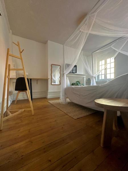 På billedet ses objektet Le Rêve Cosy, Studio Équipé beliggende i byen Saint-Nicolas.