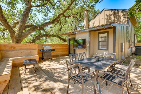 På bildet vises objektet Bryan Home with Yard and Deck about 4 Mi to Aggieland som ligger i byen Bryan.