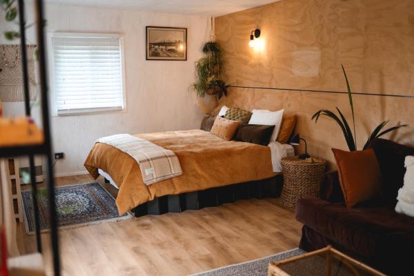 Na fotografii je vidět objekt Kaitake Kabana - Unique, off-grid, studio retreat nacházející se ve městě Oakura.