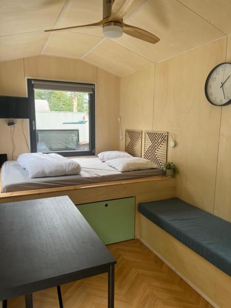Na fotografii je vidět objekt Tiny house nacházející se ve městě Saint-Usage.