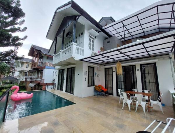 På billedet ses objektet Villa kota bunga puncak bogor with pool & biliard beliggende i byen Cikundul.