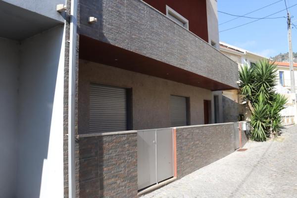 A la foto es mostra l'objecte Modern, Quiet & Complete House situat a la ciutat de Belinho.