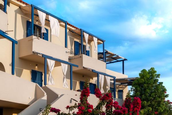 På billedet ses objektet Agnadi Blue Apartments beliggende i byen Dhiakofti.