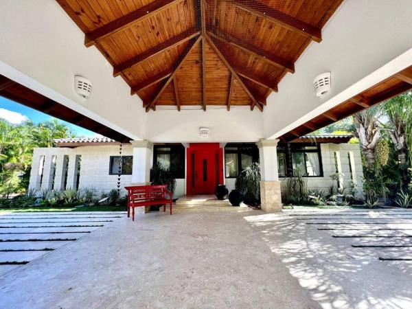 The photo shows the Villa Cajuiles 13, Casa de Campo located in the city of Buena Vista.