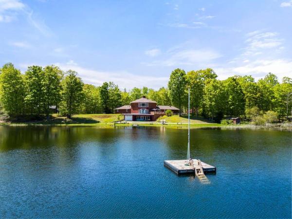 Auf dem Foto ist das Objekt Kings Wee Castle 6BR Serene Luxury Family Retreat in der Stadt Bancroft zu sehen.