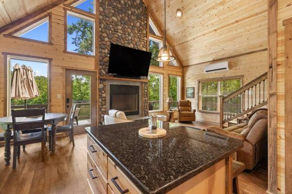 Na zdjęciu widoczny jest obiekt Riverside Oasis with Stunning Views, Cozy Firepit! położony w mieście Luray.
