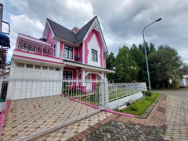 På billedet ses objektet Villa kota bunga puncak bogor 4 BR Fasilitas Lengkap Free AC beliggende i byen Cikundul.