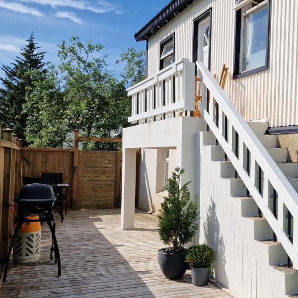 На фото показан объект Landakot The Perfect Getaway by StayNorth, расположенный в городе Сиглюфьордюр.