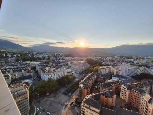 Na zdjęciu widoczny jest obiekt Sommet Centenaire Hyper-centre położony w mieście Chambéry.