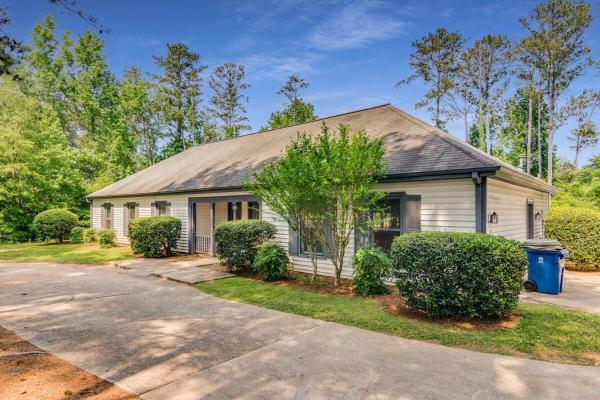 Luxury Poolside 4br Sanctuary, Sleeps 8 - Conyers, GA