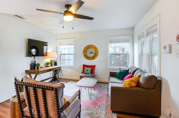A la foto es mostra l'objecte Chic Home about 2 Mi to TTU with Grill and Yard in Lubbock situat a la ciutat de Lubbock.