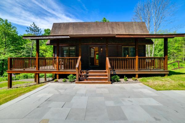 Na foto é possível ver o objeto Creekside Cabin in Bainbridge with Wraparound Deck! localizado na cidade de Oxford.